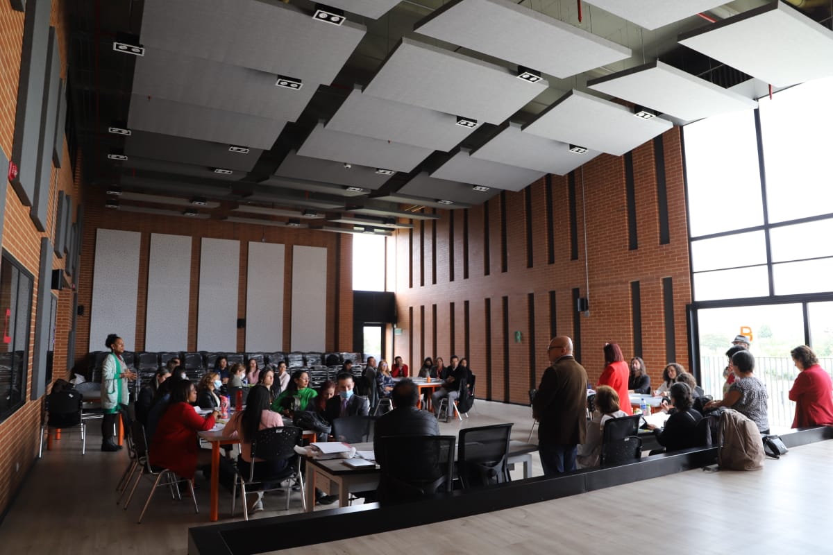 Foto del auditorio del colegio Abel Rodríguez Céspedes