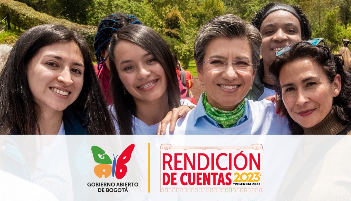 Fotografía de la Alcaldesa Claudia López junto a 4 mujeres