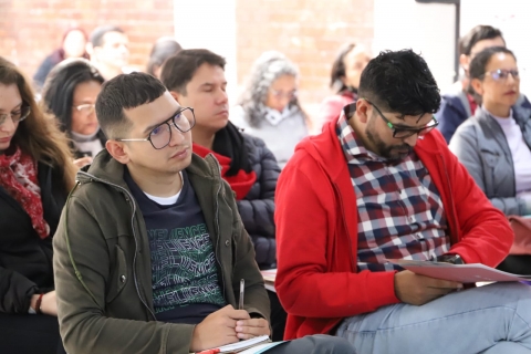 Imagen de profesores sentados atendiendo a la presentación